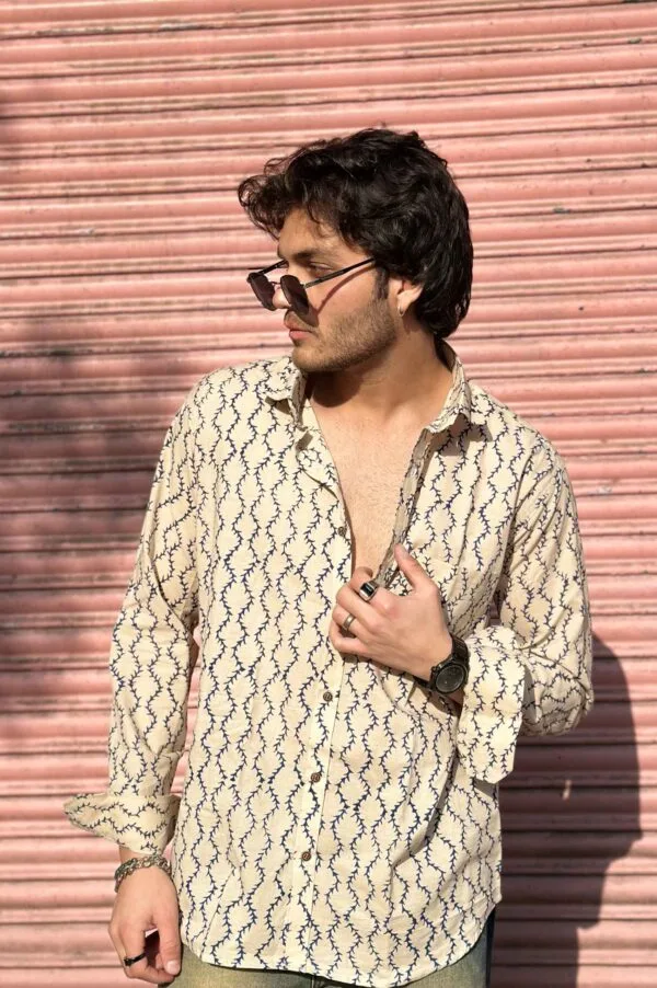 Men in Cream White Zig-Zag Striped Full Sleeve Shirt